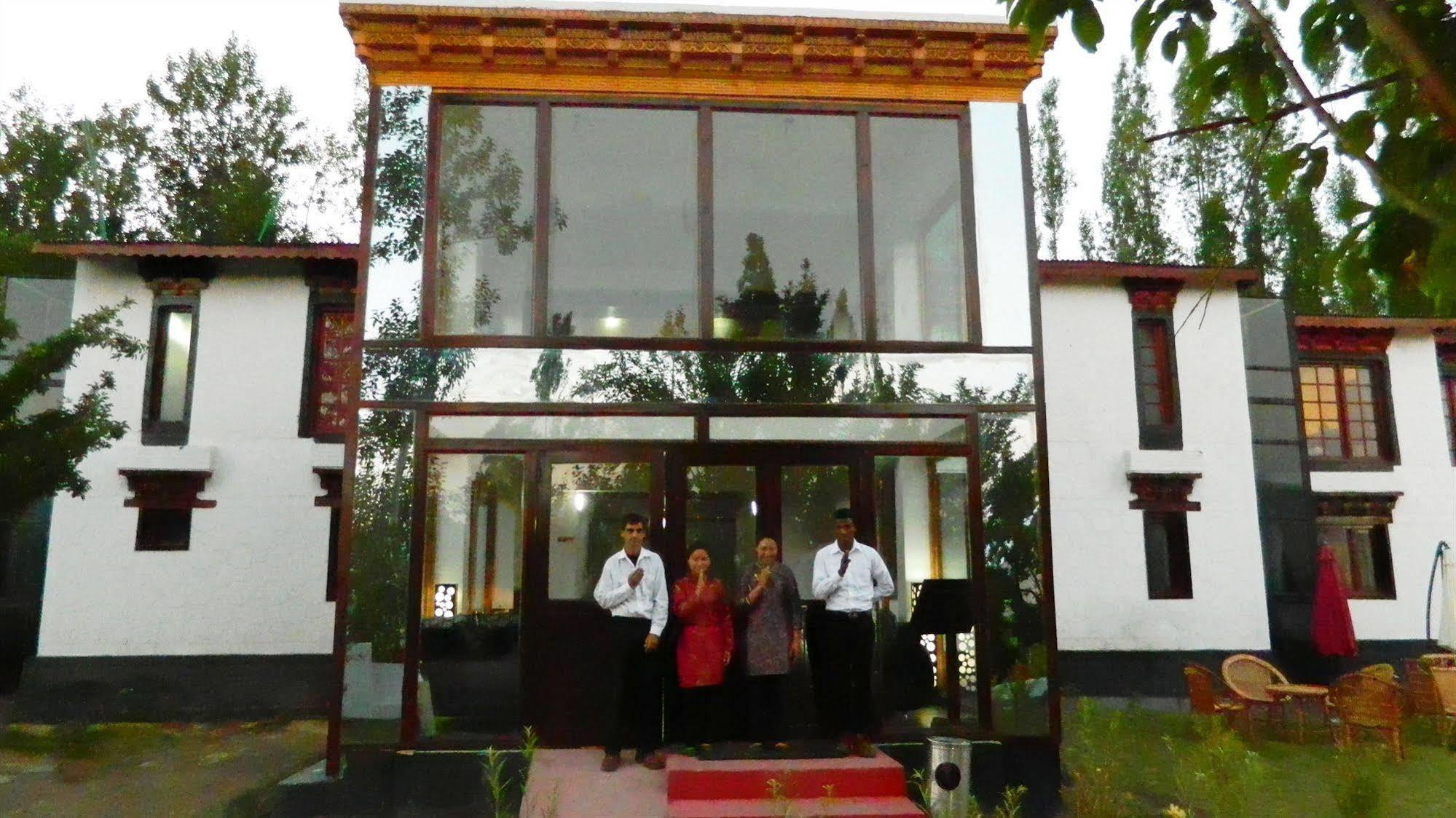 Hotel Thongsal レー エクステリア 写真